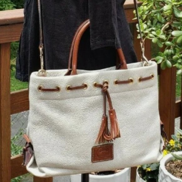 Awesome Beige Dooney & Bourke Tassel Tote Satchel Handbag, in Great Condition - Picture 2 of 7